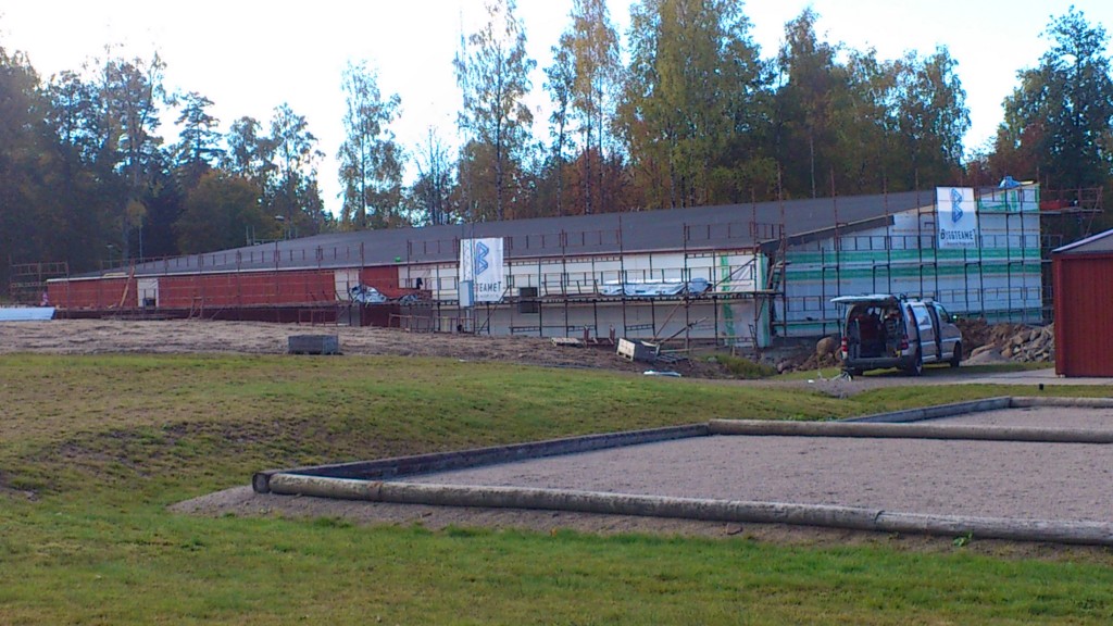 Boulehallen ligger i direkt anslutning till utomhusbanorna och UIF-stugan.