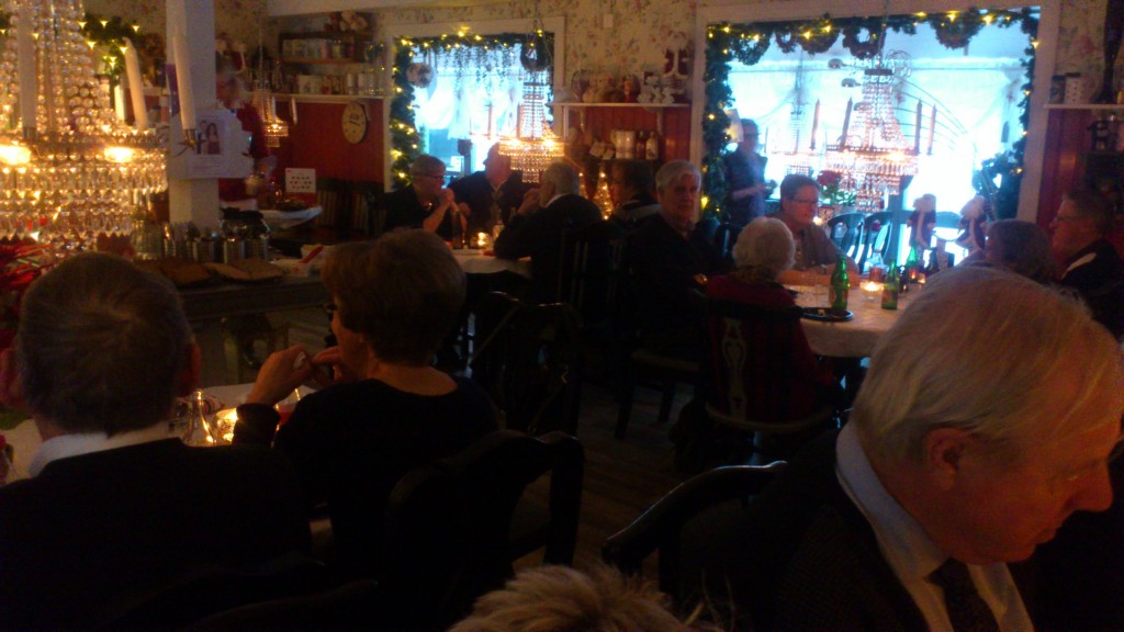 Boulespelande HÖK-ar på mysig julfest hos Ådalens Café i Nitta.