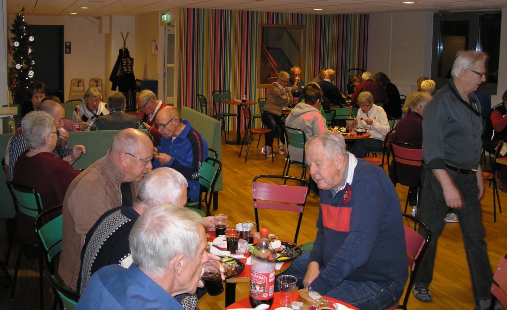 Extra festligt vid hsötens avslutning - jultallrik i cafét med båda föreningarna samlade.