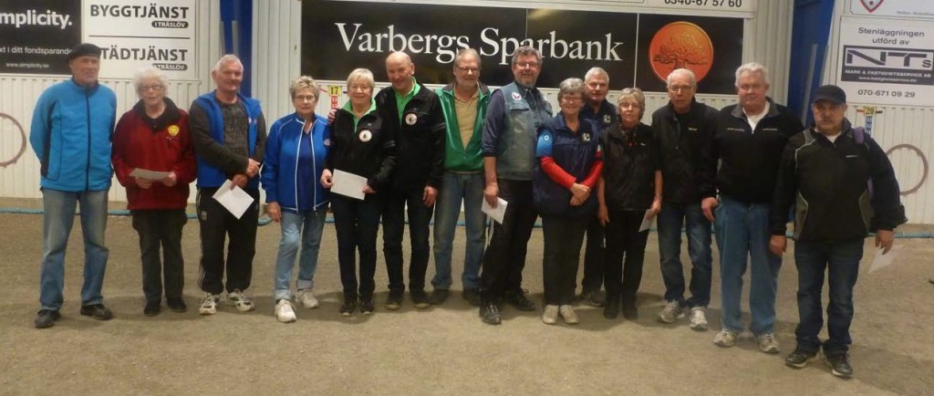 Sju av pristagande lagen, med vinnarna från Falkenberg till vänster följt av Åsa, Knuff, DSF/HÖK, VAR, FFP och KÄR.