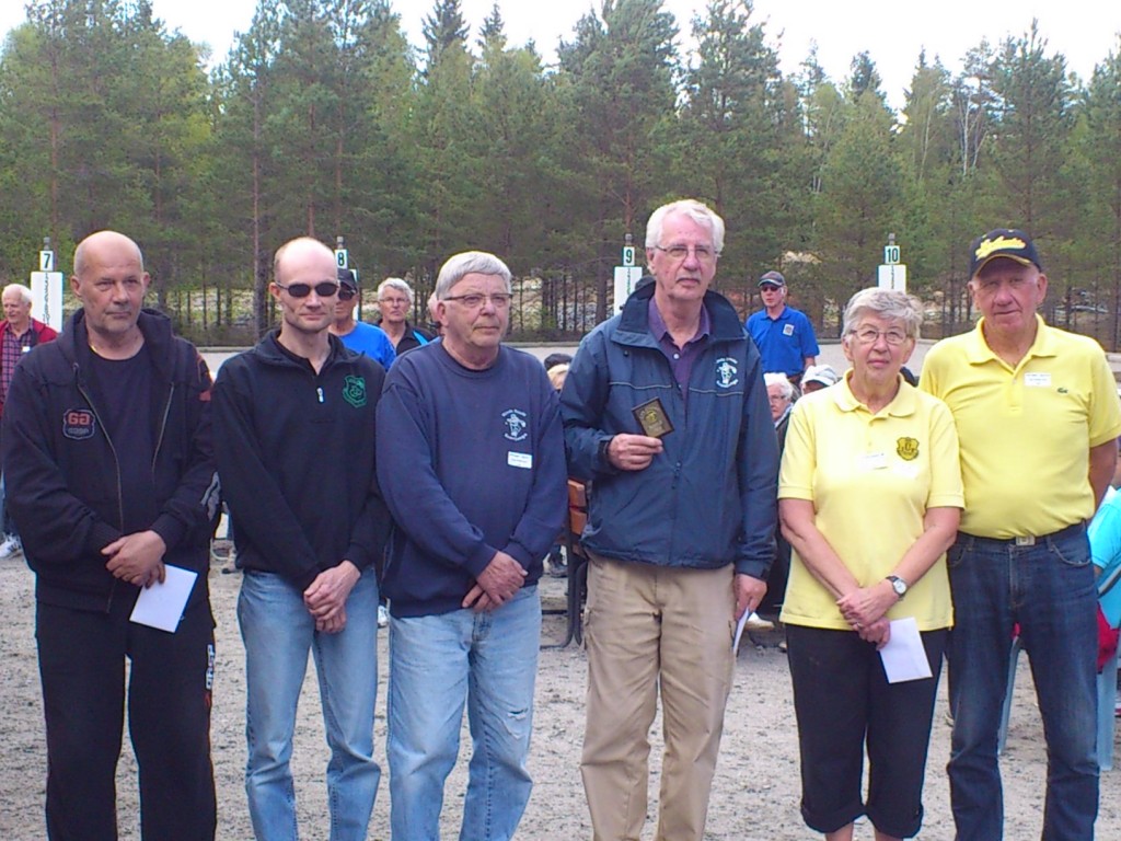 Prispallen vid årets STT-cupen, fr.v på tredje plats, Christer Lenson och Jonas Mårtensson från Pom de Pin och Borås Petanque, segrarna från Kinds BS Arne Pettersson och Jarl Abrahamsson samt Bríta Roos och Jan-Gunnar Roos från Ulricehamn på andra plats.