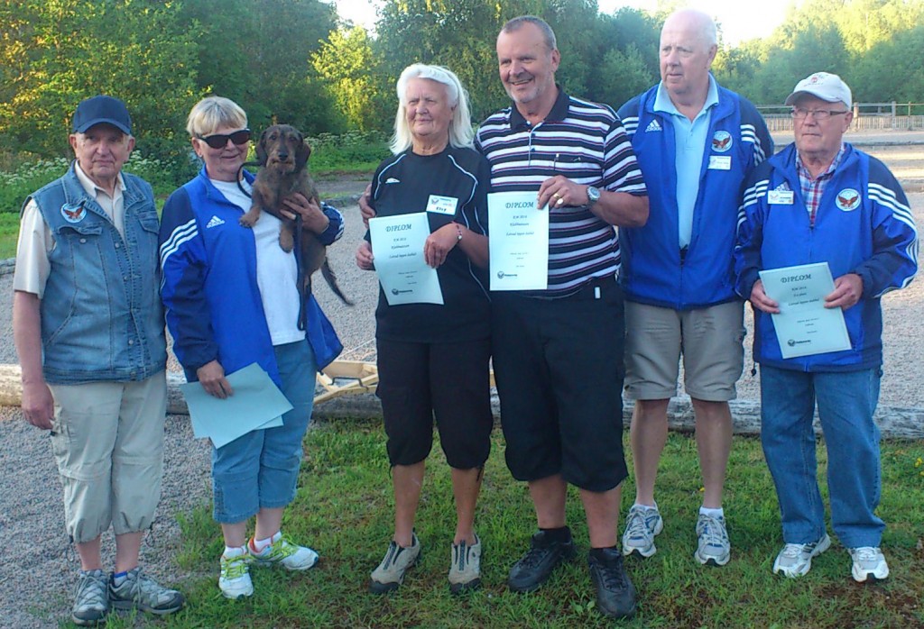 Pristagarna i Hökerums KM lottad dubbel 2014, fr.v bronsmedaljörerna Stig Selander och Marianne Eliasson med "Svennis", klubbmästarna Elsy Broman och Kent Janson samt silvermedaljörerna Per-Ola Eliasson och Ronnie Andersson.