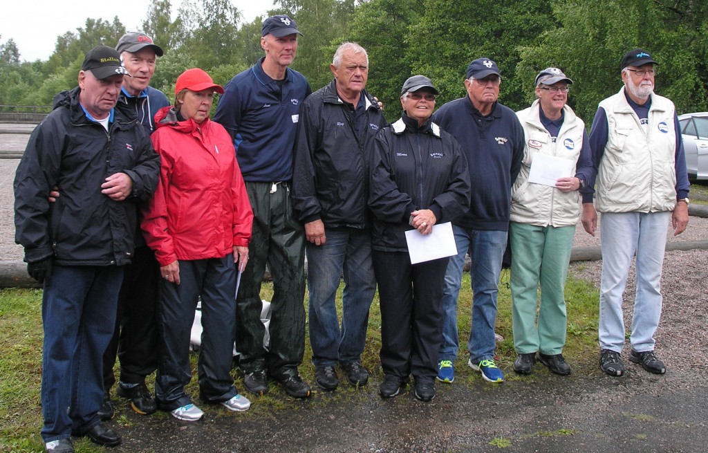 På prispallen: fr.v Borås Petanque med Stellan Larsson, Bosse ochBritt Nilsson, i mitten segrarna från Sansjö6, Arne Efraimsson, Roy och Mona Carlsson, till höger på tredje plats Sansjö 1 med Lasse Ahlberg, Gerd och Bertil Tunje.