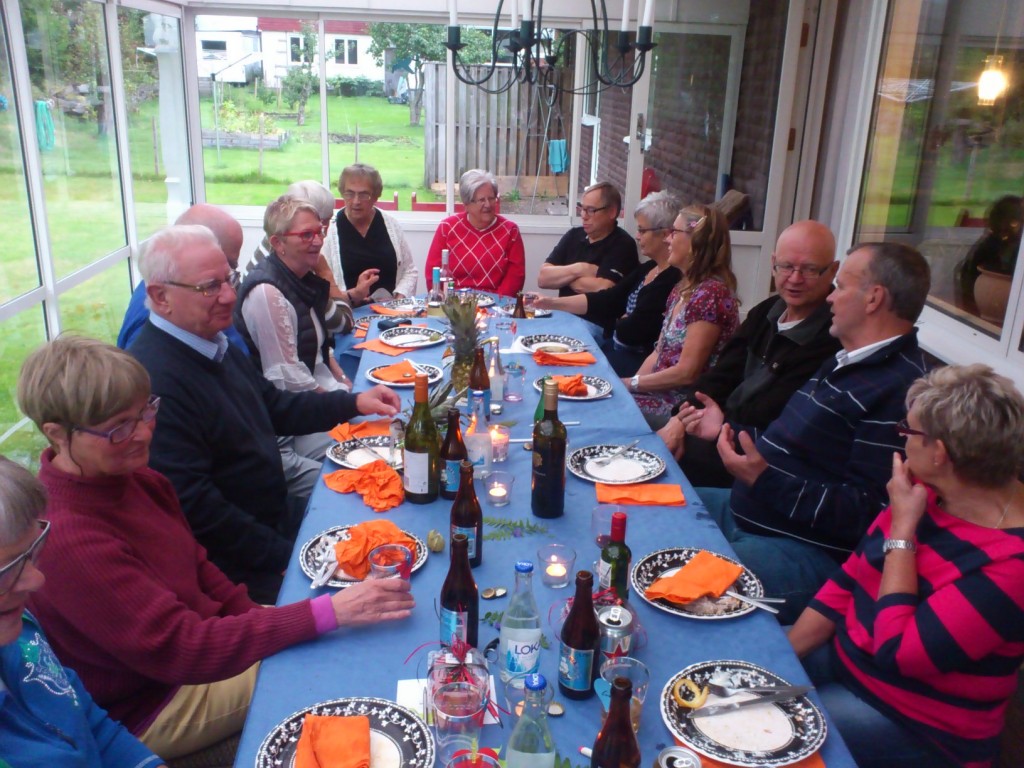 Flera av deltagarna på paret Ernvids inglasade altan, eftersom vädrets makter drev oss under tak.