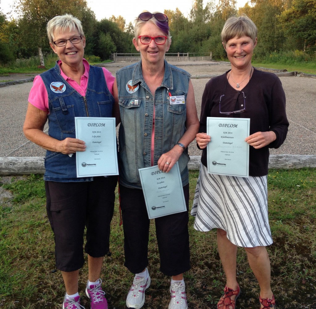 Pristagarna i damklassen, fr.v Lisbeth Persson 3:a, Anita Ekunger 2:a och klubbmästaren Ann-Christin Björklin.