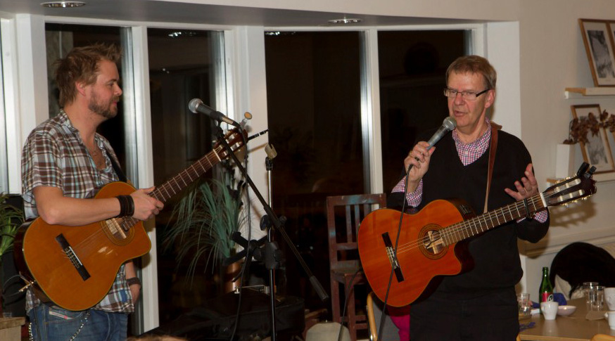 Johan och Lars-Erik Frendberg från Trollhättan underhåller.