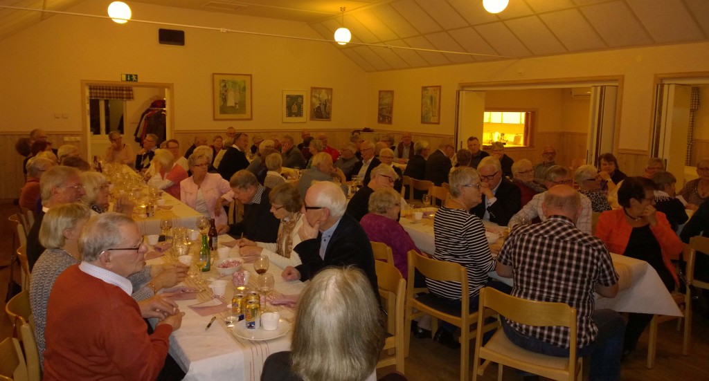 Fullsatt i stora salen då SPF Hökerum arrangerade pub-afton i Hällstads bygdegård.