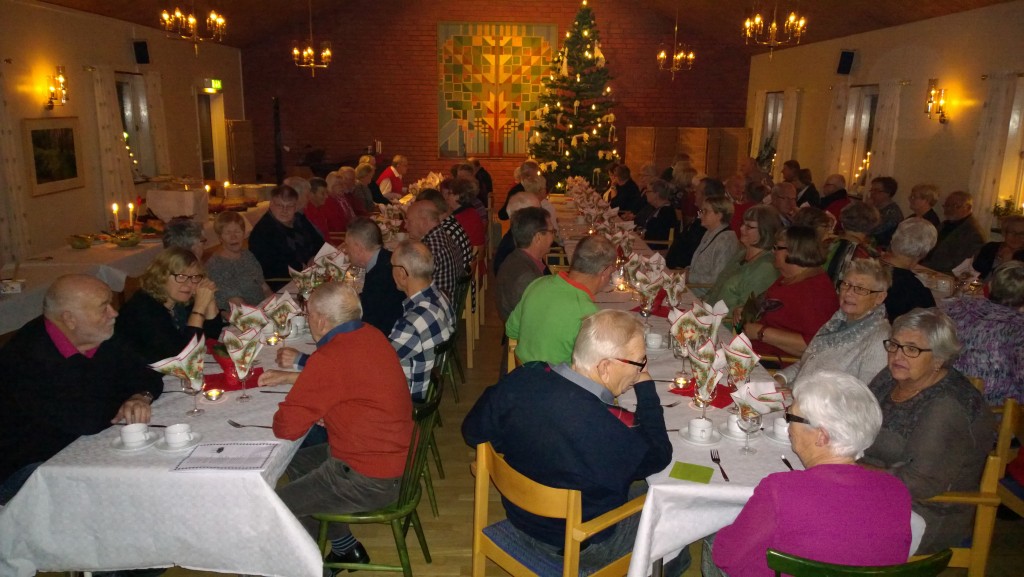 Stora lokalen i Kyrkans hus blev fullsatt när Hökerums SPF-are hade julfest med julbord.