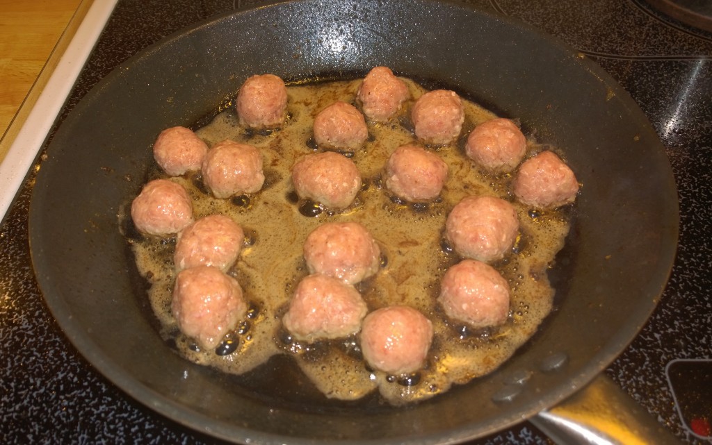 Årets köttbullar under "produktion" - i år dubbel sats...