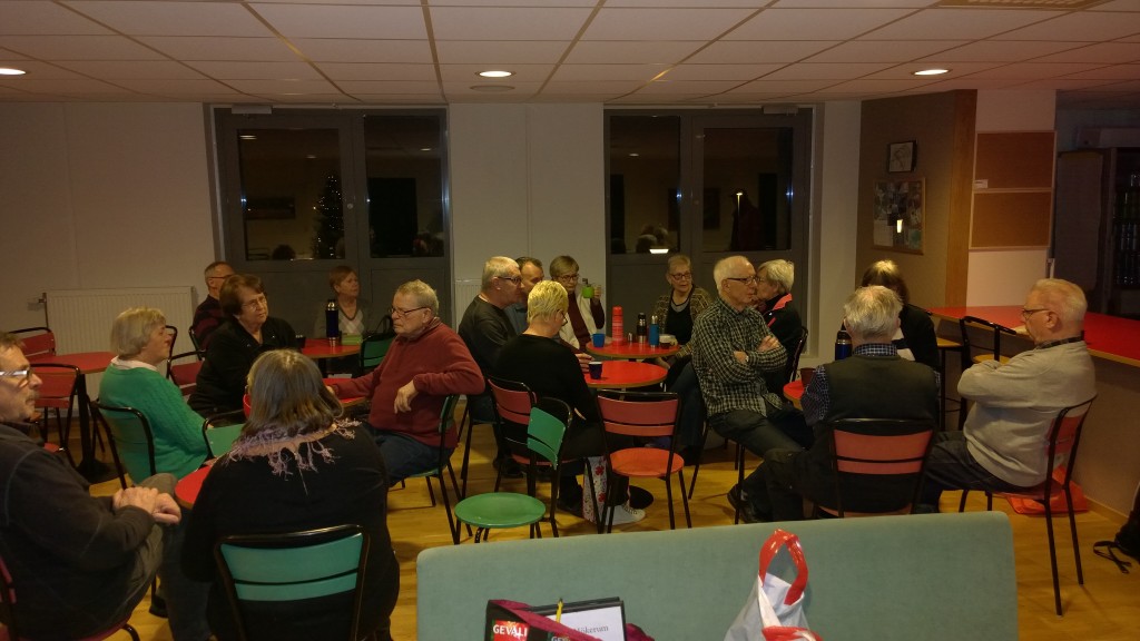 Efter årets första mattcurling avslutas på samma sätt som alla curlingdagar - med egen medhavd fika i hallens fina cafeteria.