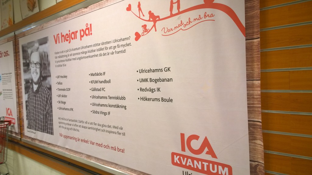 Hökerums Boule finns med på jätteskylten vid ICAs kassor.
