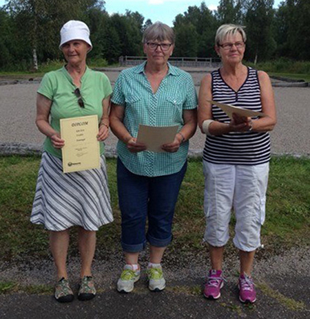 På prispallen i damklassen, klubbmästaren Marianne Eliasson flankerade av t.v tvåan Ann-Christin Björklin och t.h trean Lisbeth Persson.