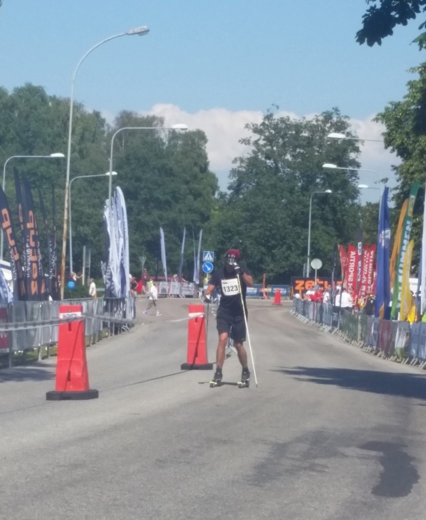 Med solglasögon och hjälm var det bara nummerlappen som gjorde att man kände igen ho0nom när han stakade sig runt 4,8 mil.