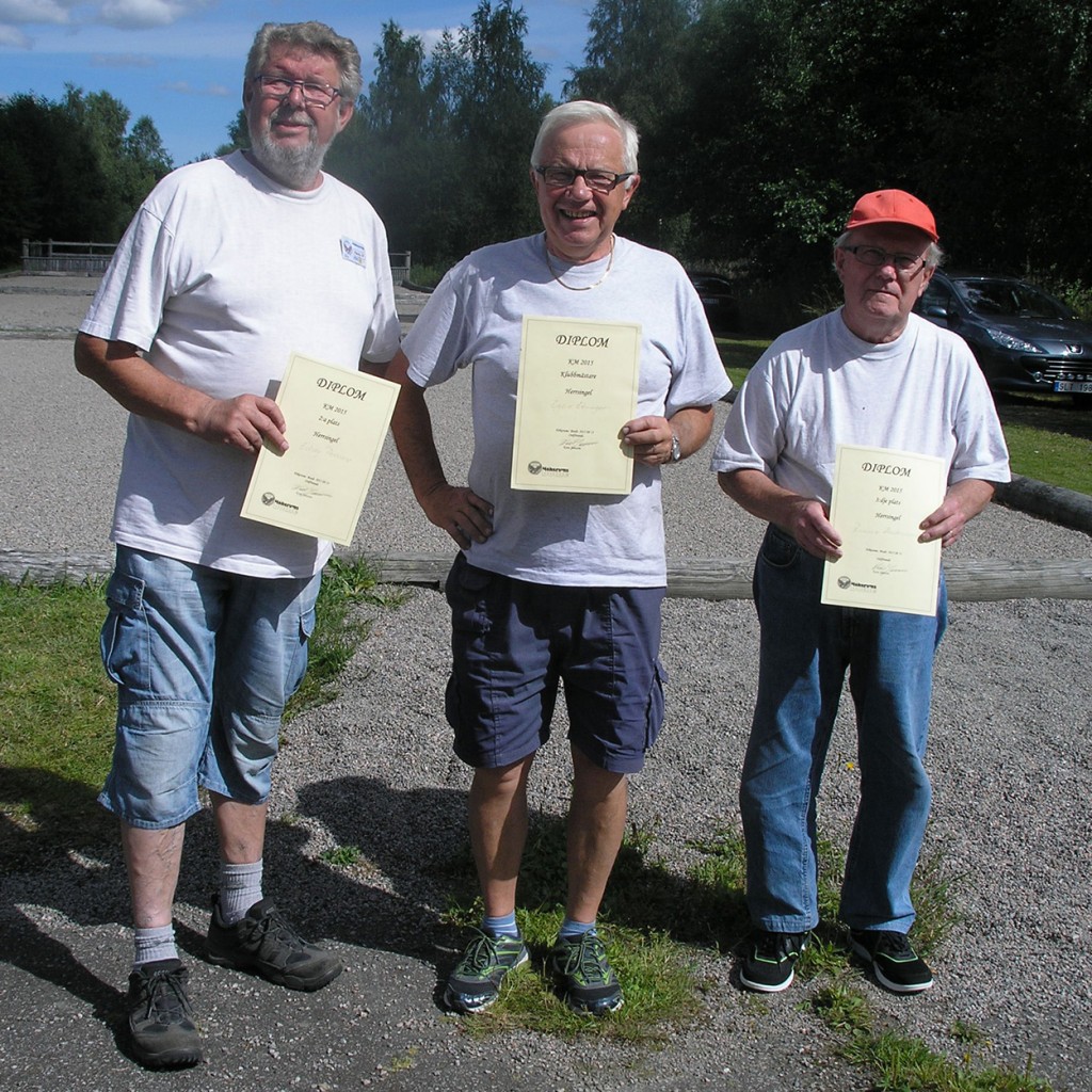 Herrklassens pristagare, klubbmästaren Egon Ekunger flankerad av t.v tvåan Eddy Persson och t.h trean Ronnie Andersson.