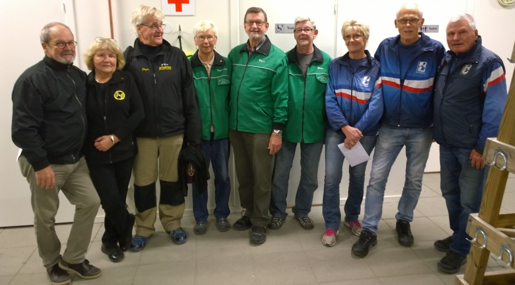 På prispallen vid Nitta Plåtslageri Höstfight, segrarna Inga-Lill Johansson, Yngve Dahlbom, Sture Johansson flankerade t.v av tvåan Claes Olsén, Barbara Edström, Jan-Åke Gustafsson och t.h trean Birgitta Olausson, Kenneth Johansson och Sune Moberg.
