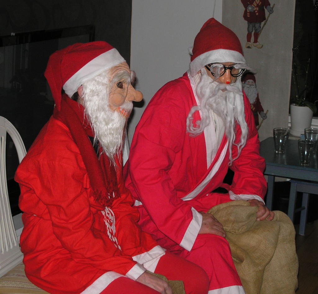 Två tomtar delade ut julklappar till alla snälla barn - och det var naturligtvis alla.