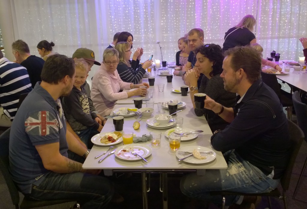 Persson vid frukostbordet