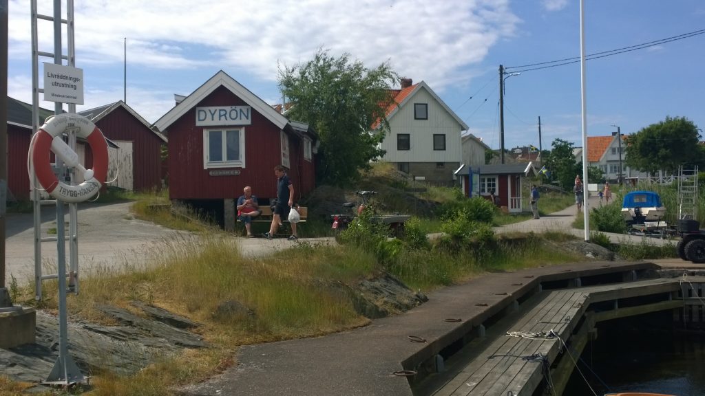 Södra hamnen på Dyrön där bl.a. Linas Kiosk finns.