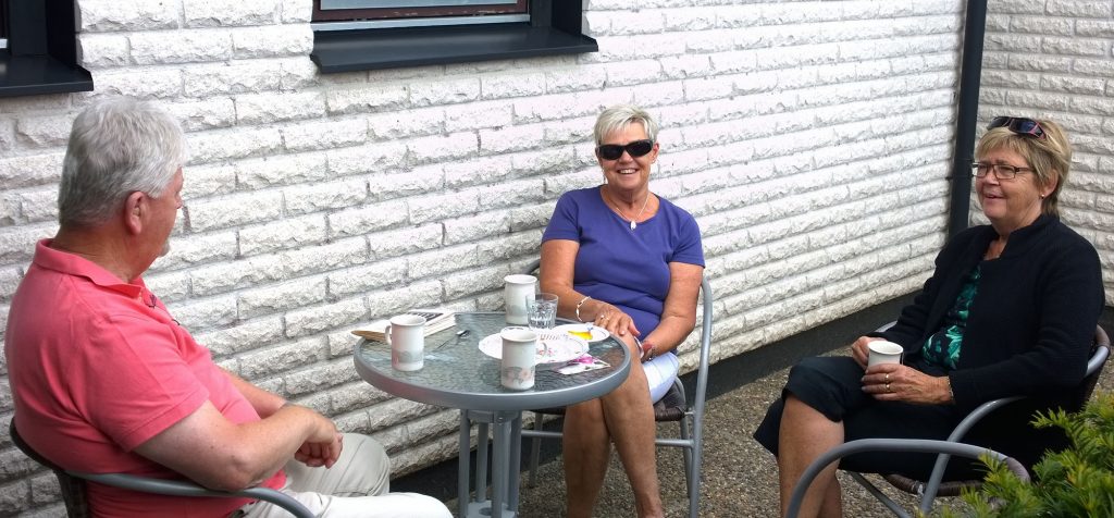 Christer och Monika avslutar en lyckad återträff med kaffe på vår entré-altan.