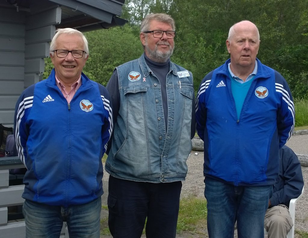 Herrklassens prispall, klubbmästaren Eddy Persson flankerad av t.v. tvåan Egon Ekunger ocj t.h. trean Per-Ola Eliasson.