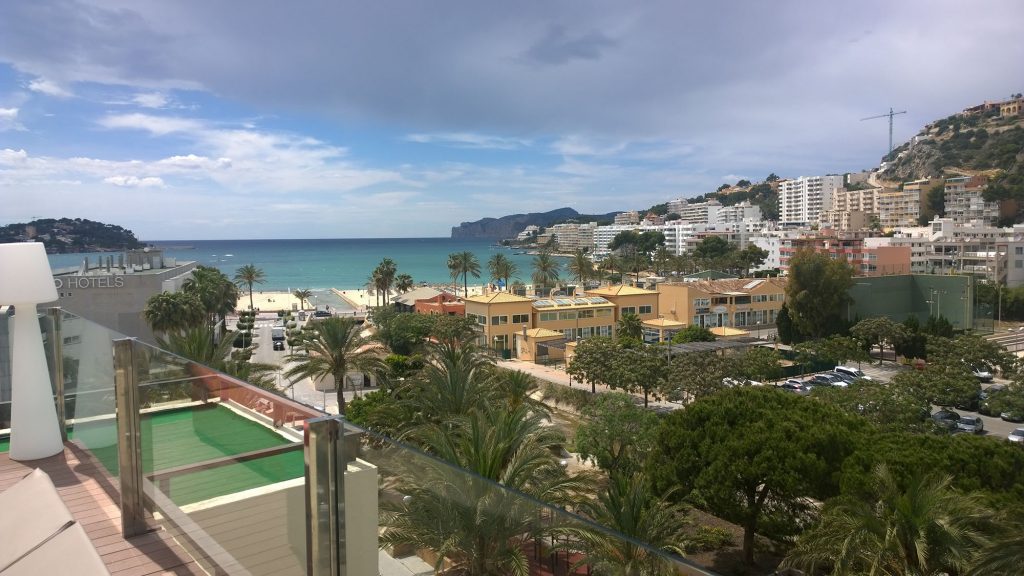 Kanonfin utsikt från hotelltaket där det fanns solstolar och pool.
