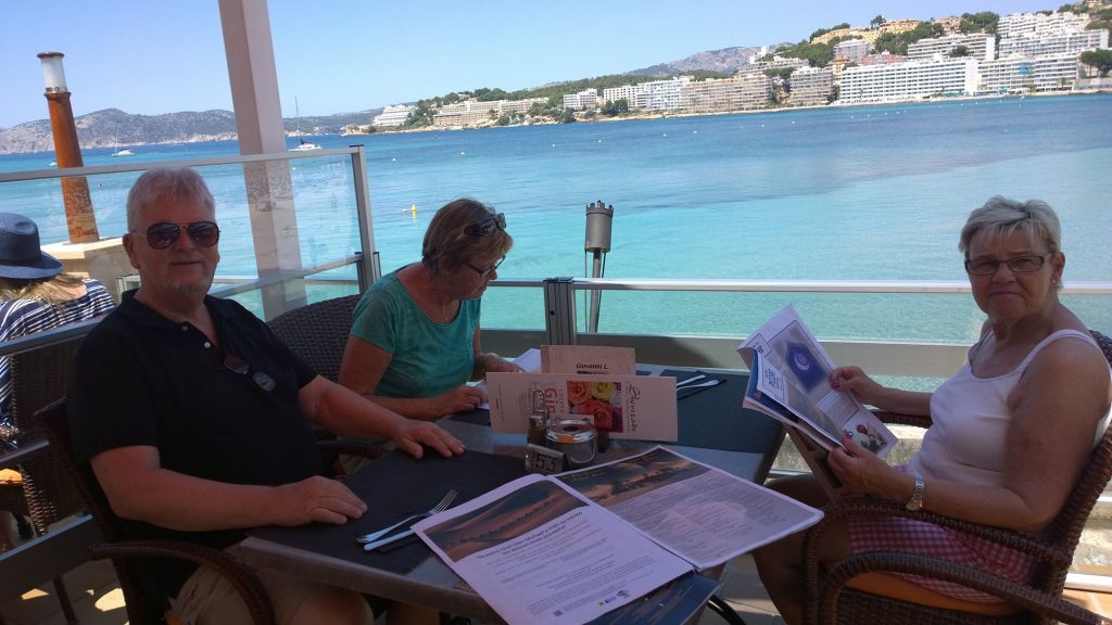 Christer och Monika Herrlin här tillsammans med Lisbeth då vi intog lunch på ett mysigt ställe alldeles intill havet.