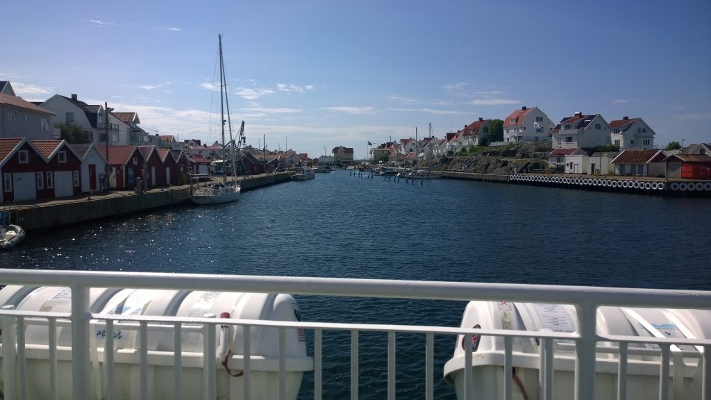 Den vackra hamnen i Åstol.