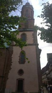 Till och med kyrkan är sned. Det skiljer 1,5 meter mellan botten och tornet.