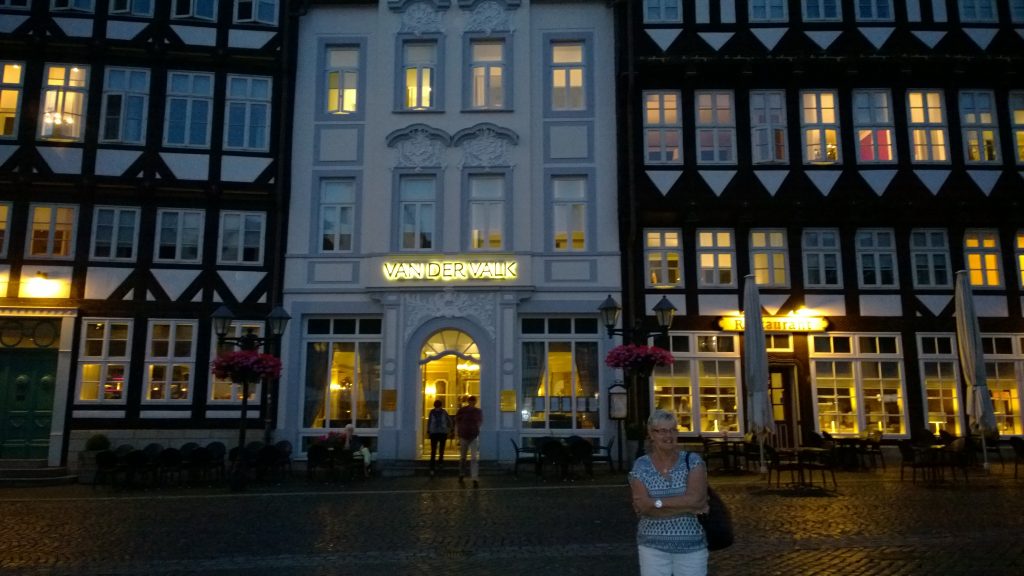 Lisbeth framför vårt hotell vid torget i Hildesheim.