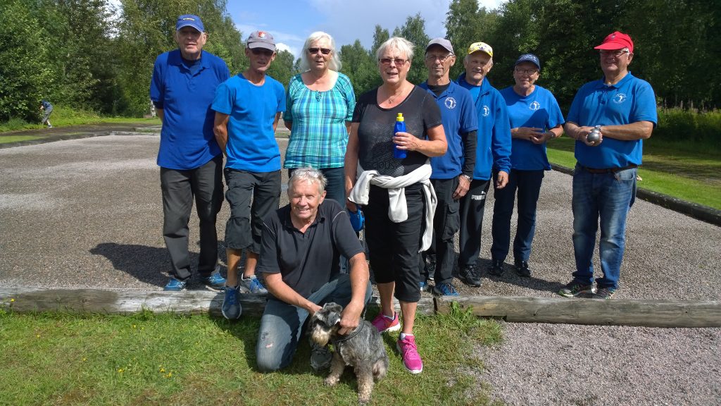 Hela Landvetter-gruppen samlade efter att ha besegrat värdklubben Hökerum Boule med 6-3.