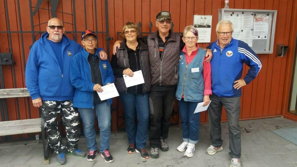 Segrande mixlaget med Sirkka och Kjell Petersen (KIF) flankerade av t.v. tvåan från Skene Lennart Olsson och Terhi Ylitapio och t.h. trean Anita och Egon Ekunger från HÖK.