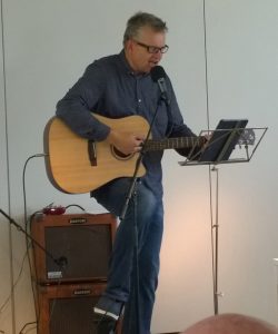 Trubaduren Jan-Ove Ekman stod för musikalisk underhållning.