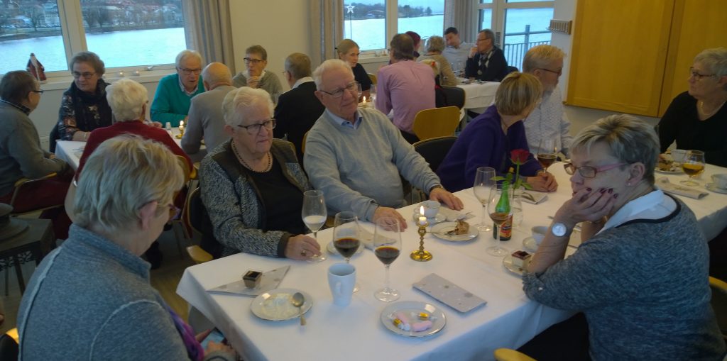Medlemmarna intog större delen av övervåningen för sitt julbord.