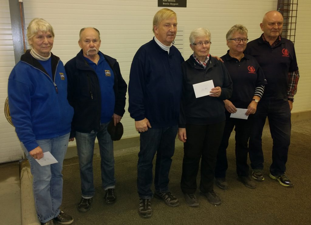 Prispallen på Sparbankscupen H - segrarna Arne Johansson och Irma Gustavsson från Lejonkulan flankerade t.v. av tvåan Gudrun Andréasson och Jan-Erik Johansson från Skene och t.h. trean Marianne och Jan-Erik Wennerbert från Istrum.